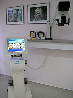 Mit der CEREC-Computertechnologie stellen wir zahnfarbene, ästhetisch hochwertige Keramikrestaurationen an Front- und Seitenzähnen her Mit der CEREC-Computertechnologie stellen wir zahnfarbene, ästhetisch hochwertige Keramikrestaurationen an Front- und Seitenzähnen her