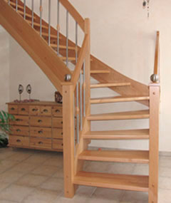 Halbgewendelte Holztreppe Halbgewendelte Holztreppe