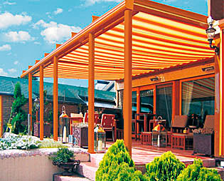 Terrassenüberdachung mit Sonnenschutz Terrassenüberdachung mit Sonnenschutz