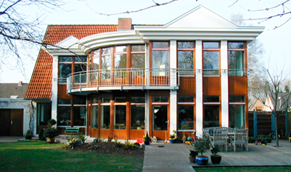 Villa mit Holzfassade und Holzfenstern Villa mit Holzfassade und Holzfenstern