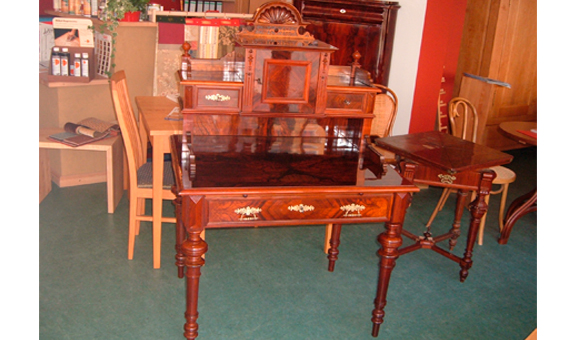 Wir geben Ihren alten Möbeln den Glanz vergangener Zeiten zurück