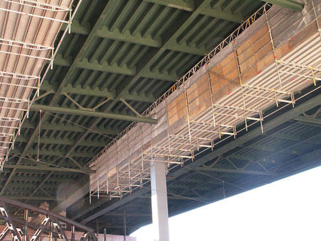 Gerüstbaukonstruktion unter einer Brücke
