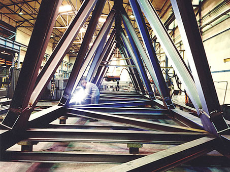 Wir verarbeiten Stahl, der sich hervorragend für den funktionalen Charakter von Industriebauten eignet