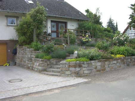 Trockenmauern lassen sich in vielen Bereichen gestalterisch und zweckmäßig in ein Gartenkonzept einfügen