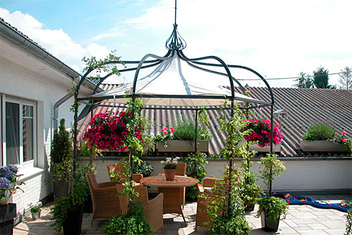 Außenpavillon mit Sonnenschutztuch in feuerverzinkter und Pulverbeschichtung in Ral 9005 schwarz/matt.