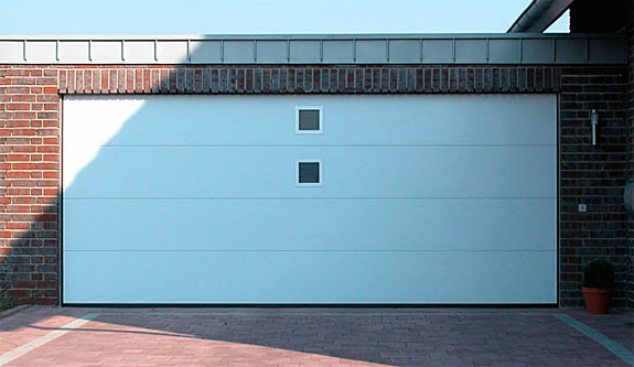 Sectionaltor Model Eurostyle mit 2 Designfenstern.