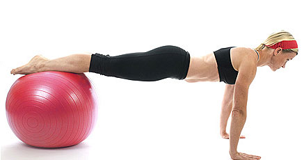 Gesundheitssport - Übung zur Rückenstärkung mit einem Sitzball