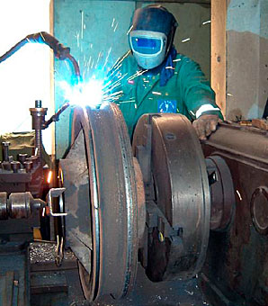Durch das Beschichten verschlissener Flächen von Werkstücken durch Schweißen, dem so genannten Auftrags- bzw. Reparaturschweißen können Sie erhebliche Kosten einsparen. Durch das Beschichten verschlissener Flächen von Werkstücken durch Schweißen, dem so genannten Auftrags- bzw. Reparaturschweißen können Sie erhebliche Kosten einsparen.