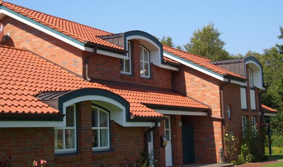 Besonders genau ist unsere Beratung, damit Ihr Gebäude das individuell beste Dach oder Fassade erhält.
