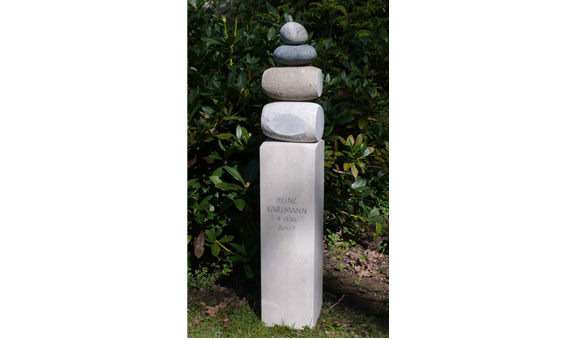 Grabstele mit Kieseln Grabstele mit Kieseln