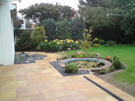 Terrasse mit kleinem Teich - eine Möglichkeit auch für Gärten mit wenig Platz
