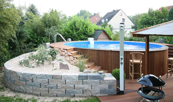 Schwimmbecken und Pools lassen sich in vielfältiger Weise in Garten oder Haus integrieren
