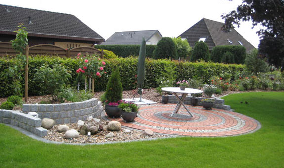 Schaffen Sie eine Sitzecke in Ihrem Garten - wir beraten, planen und führen diese Arbeiten gerne aus Schaffen Sie eine Sitzecke in Ihrem Garten - wir beraten, planen und führen diese Arbeiten gerne aus