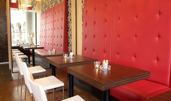 das Interieur aus Pop und Barock macht unsere Bar zum magischen Anziehungspunkt das Interieur aus Pop und Barock macht unsere Bar zum magischen Anziehungspunkt