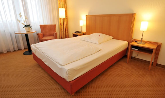 Unsere Hotelzimmer sind ausgestattet mit Schreibtisch, Safe, W-LAN sowie SKY-Entertainment.