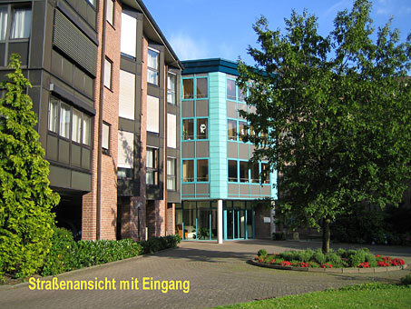 Straßenansicht mit Eingang