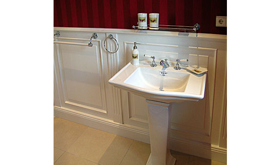 Wandpaneel in einem Badezimmer Wandpaneel in einem Badezimmer