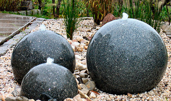 Gartenanlage mit Natursteinen und Kugelbrunnen - Michael Gehrke Garten und Landschaftsbau GmbH & CO. KG Gartenanlage mit Natursteinen und Kugelbrunnen - Michael Gehrke Garten und Landschaftsbau GmbH & CO. KG