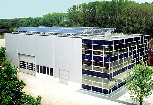 Unser Verwaltungsgebäude mit PV-Fassade