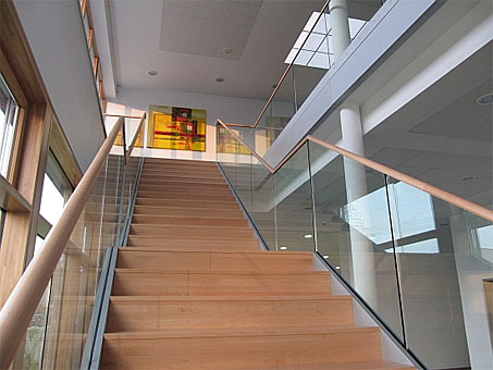 Freistehende Treppenanlage mit Glasgeländer Freistehende Treppenanlage mit Glasgeländer