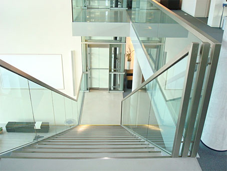 Treppenkonstruktion aus Glas und Stahl