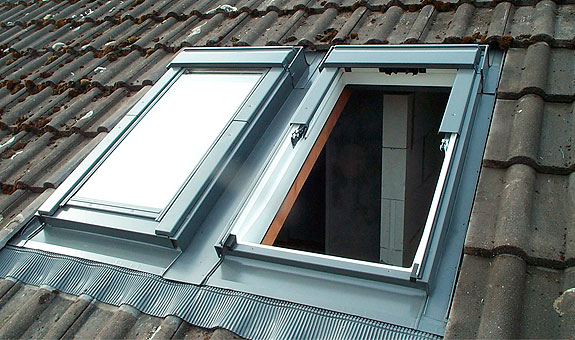 Einbau zweier Kunststoffdachfenster nebeneinander mit einem Kombi-Eindeckrahmen
