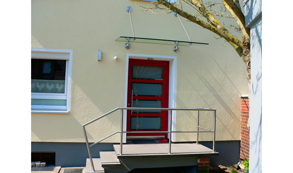 Kombination aus Treppengeläder und Vordach - für kreativ gestaltete Hauseingangsbereiche