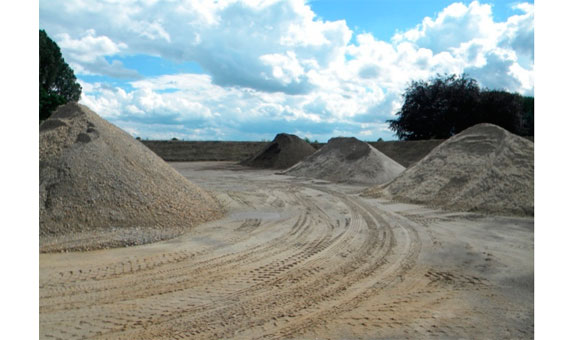 Auf unserer Lagerfläche bieten wir Leinekiese in unterschiedlicher Körnung, Bahnschotter, Spielsand und Findlinge zur Abholung an