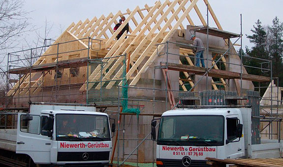 Unser Schwerpunkt liegt im Fassadengerüstbau, wir montieren auch Raumgerüste, Hängegerüste, Fahrgerüste, Innengerüste und Industriegerüste. Unser Schwerpunkt liegt im Fassadengerüstbau, wir montieren auch Raumgerüste, Hängegerüste, Fahrgerüste, Innengerüste und Industriegerüste.