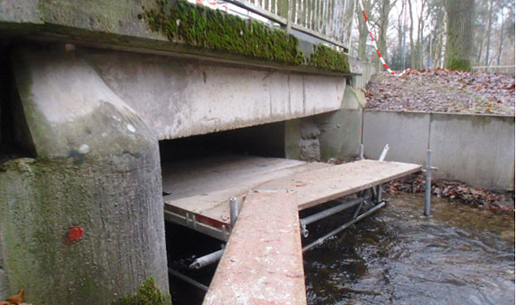 Gerüst unter einer Brücke