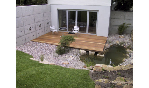 moderne Gestaltung mit Gartenteich und Holzdeck