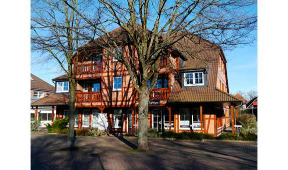 Die freundlich und modern ausgestatteten Räumlichkeiten befinden sich in der Dr.-Albert-David-Straße mitten im Zentrum von Großburgwedel. Parkplätze stehen in der unmittelbaren Umgebung zur Verfügung.