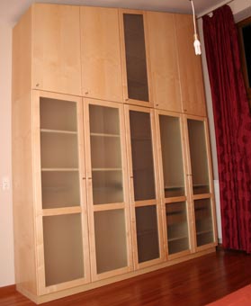 Heller Schrank zum Teil mit Glastüren Heller Schrank zum Teil mit Glastüren