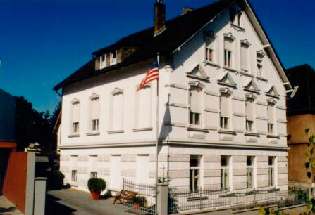 Renovierung einer Fassade mit Absetzarbeiten Renovierung einer Fassade mit Absetzarbeiten