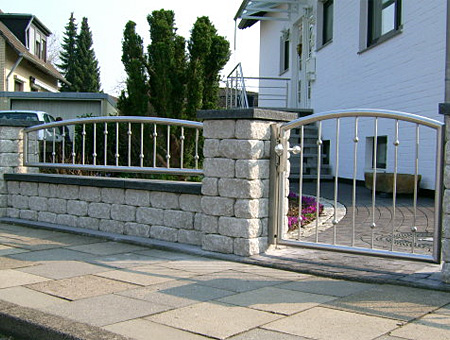 Zaun- und Toranlage Zaun- und Toranlage