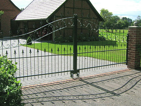 Zaun- und Toranlage Zaun- und Toranlage