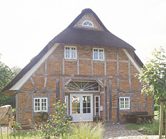 Fachwerkhaus mit modernen passenden Holzfenstern