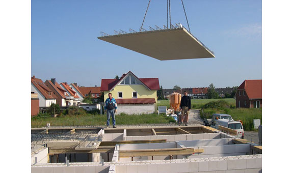 Elementdecken werden auch als "Filigrandecken" bezeichnet. Sie bestehen aus einer 5 cm dicken Betonplatte, die die statisch erforderliche untere Bewehrung und die Gitterträger zum Erreichen der Montagestützweite bereits enthält.