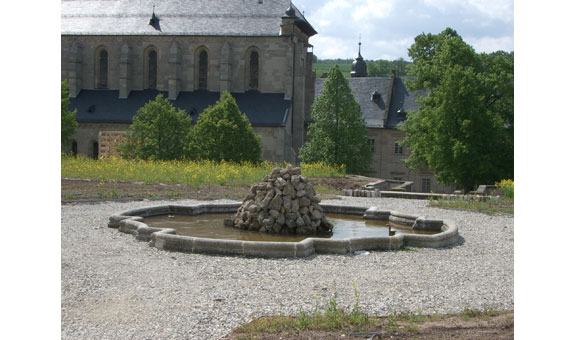 Selbstverständlich ist ein Wasserspiel aus Naturstein auch ein Blickfang. Besonders dann, wenn man sich vergegenwärtigt, dass fast jedes Wasserspiel und jeder Brunnen von Hand hergestellt sind!