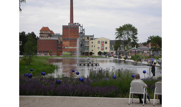 Schwimmaggregate zaubern beeindruckende Wasserspiele überall dort, wo keine Standaggregate installiert werden können, z.B. bei schwankenden Wasserständen, großen Wassertiefen oder auf morastigem Boden. Dank ihrer einfachen Installation können sie auch kurzfristig auf Veranstaltungen eingesetzt werden.