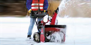 Beim Winterdienst arbeiten wir mit professionellem Maschinen- und Gerätepark Beim Winterdienst arbeiten wir mit professionellem Maschinen- und Gerätepark