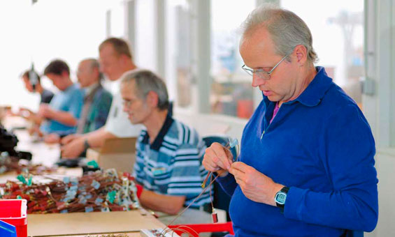 Mit Hand und Herz fertigen wir für Sie limitierte Ganzjahres- sowie saisonale Schätze aus natürlichen und nachhaltig verarbeiteten Werkstoffen wie Holz, Keramik, Textil und Papier