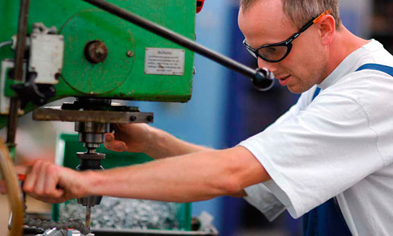 Mit Hand und Herz fertigen wir für Sie limitierte Ganzjahres- sowie saisonale Schätze aus natürlichen und nachhaltig verarbeiteten Werkstoffen wie Holz, Keramik, Textil und Papier