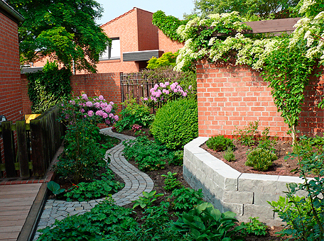 Häufig liegen Terrassen höher als das eigentliche Gartenniveau. Besonders in kleineren Gärten bietet es sich an, den Höhenunterschied mit Treppen und Stützmauern auszugleichen.