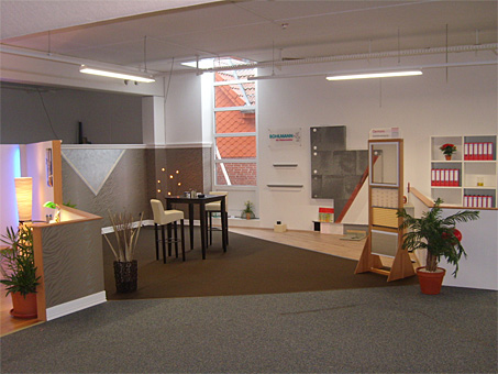 Ausstellungsraum mit individuellen Wand- und Bodenbelägen