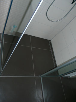 Wer ein neues und modernes Badezimmer möchte, kommt um eine komplette Badrenovierung und -sanierung oft nicht herum. Neue Fliesenbeläge, der Austausch der Sanitärkeramik und auch ein Wechsel der Armaturen bringen frischen Wind und Modernität in Ihr Badezimmer