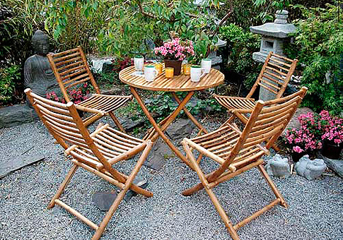 Gartenstühle und Tisch aus Bambus