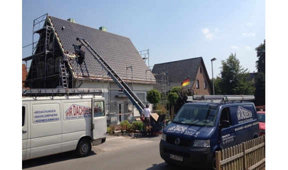 Wir sind eingetragen in der Handwerksrolle und anerkannter Ausbildungsbetrieb. Unser Leistungsspektrum umfasst das gesamte klassische Dachdecker-, Bauklempnereihandwerk und Wärmedämmung.