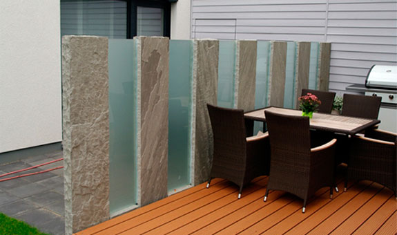 Sichtschutzwände aus Naturstein und Glas Sichtschutzwände aus Naturstein und Glas
