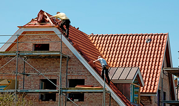 Eine fachgerechte Steildach-Eindeckung wertet Ihr Haus optisch auf.